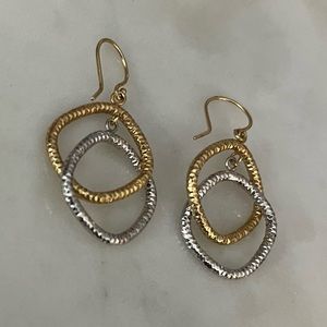 💕 Gold and silver tone 1.5” drop hammered dangly hoop earrings